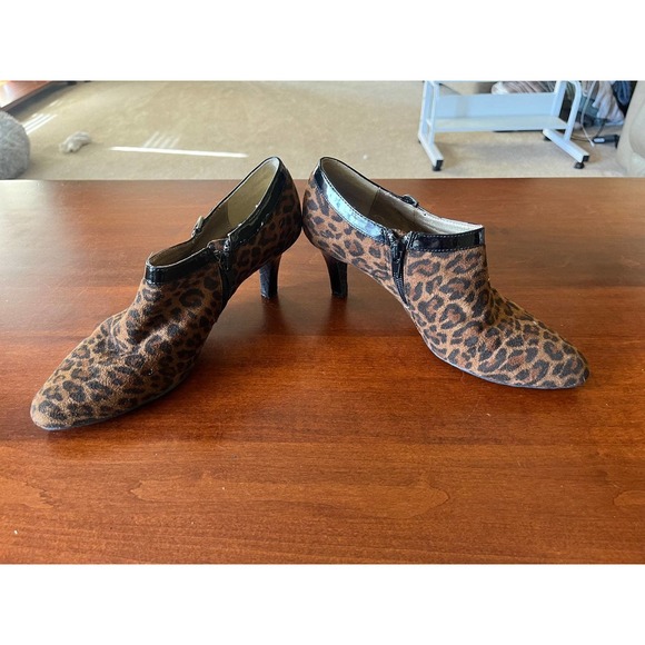 Circa Joan And David Luxe - 7.5M Leopard Booties - Picture 4 of 7